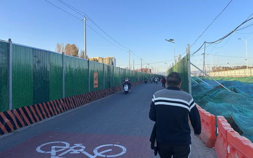 出行困境 立湯路機(jī)動車道擁堵致行人歸家路漫漫