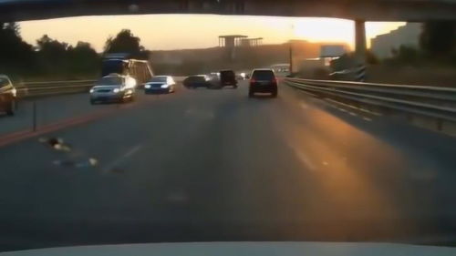 道路驚魂 機(jī)動車故障引發(fā)嚴(yán)重?fù)p毀事故