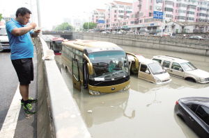 道路積水致汽車受困 城市內(nèi)澇中的交通困局與應(yīng)對之策
