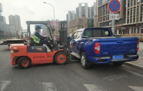 開(kāi)學(xué)在即 北京昌平交警為“神獸”治理交通環(huán)境 道路機(jī)動(dòng)車(chē)有序同行